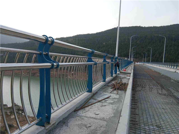 平凉不锈钢桥梁护栏的特点及其在桥梁安全中的重要作用