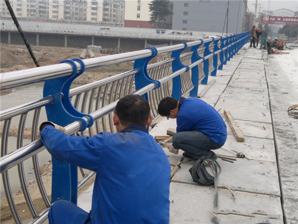 平凉不锈钢河道护栏的特性及其在城市景观中的应用