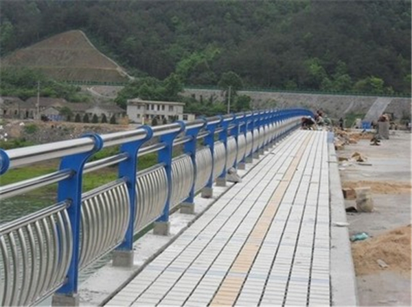 平凉不锈钢桥梁护栏的特性及其在现代建筑中的应用